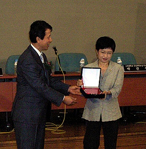 안명옥 의원이 대한신경과학회 박건우 이사로 부터 치매에 대한 정책입법활동에 대한 공로로 표창을 받았다. 